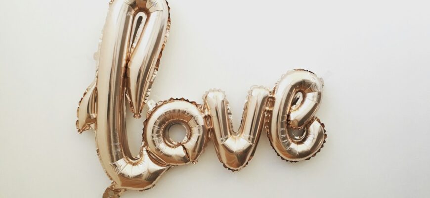 gold love balloon